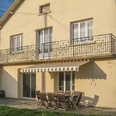 Five-bedroom Holiday In St Jean D'angely Dom wakacyjny