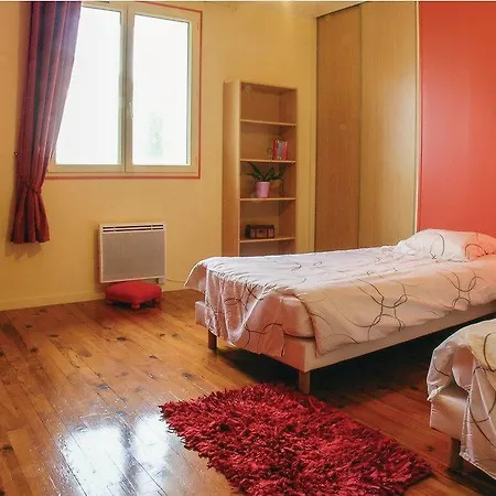 Five-bedroom Holiday In St Jean D'angely * Saint-Jean-dʼAngély