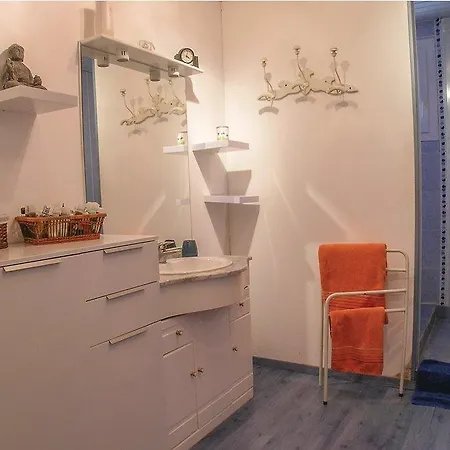 Dom wakacyjny Five-bedroom Holiday In St Jean D'angely