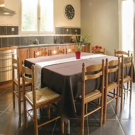 Five-bedroom Holiday In St Jean D'angely Saint-Jean-dʼAngély